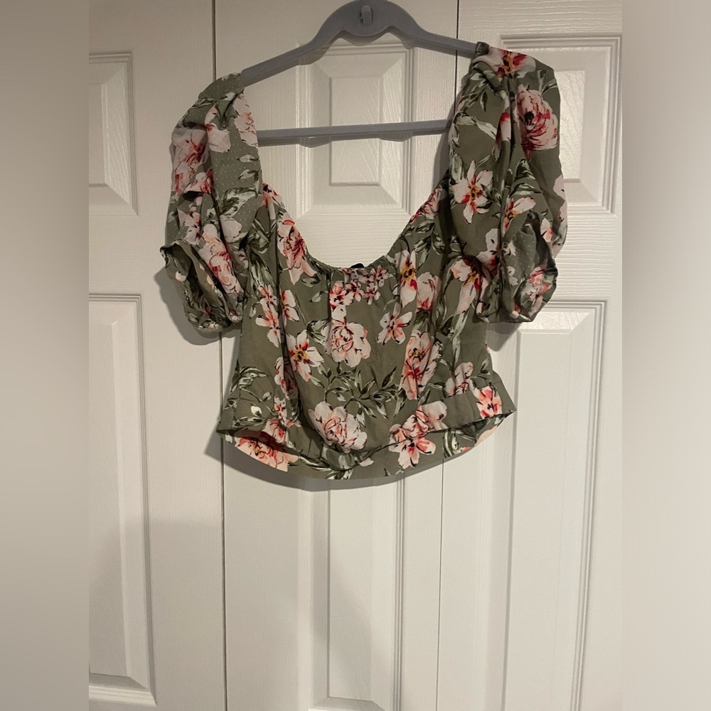 Dynamite cold shoulder cropped top size med